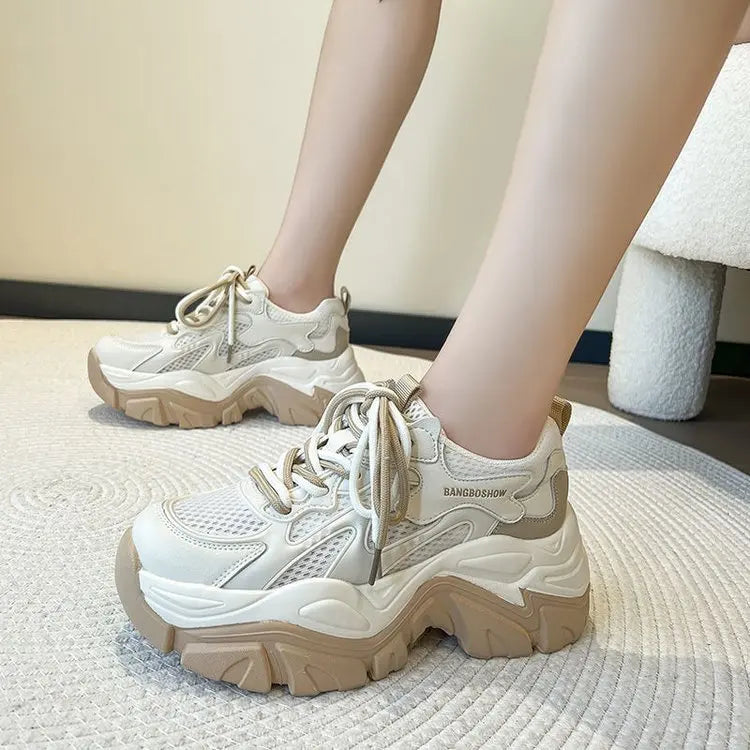 Lightweight sports running shoes for women 2024 spring new mesh campus style Forrest Gump daddy all-match casual trendy shoes.