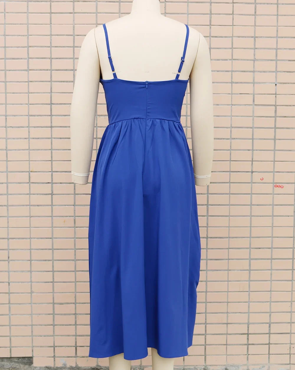 Damenbekleidung im neuen Stil von Amazon, Tank-V-Ausschnitt, großes Swoop-Kleid, schlank, dass Sie Ihre Silhouette glättet, mittellanges Kleid mit offenem Rücken.