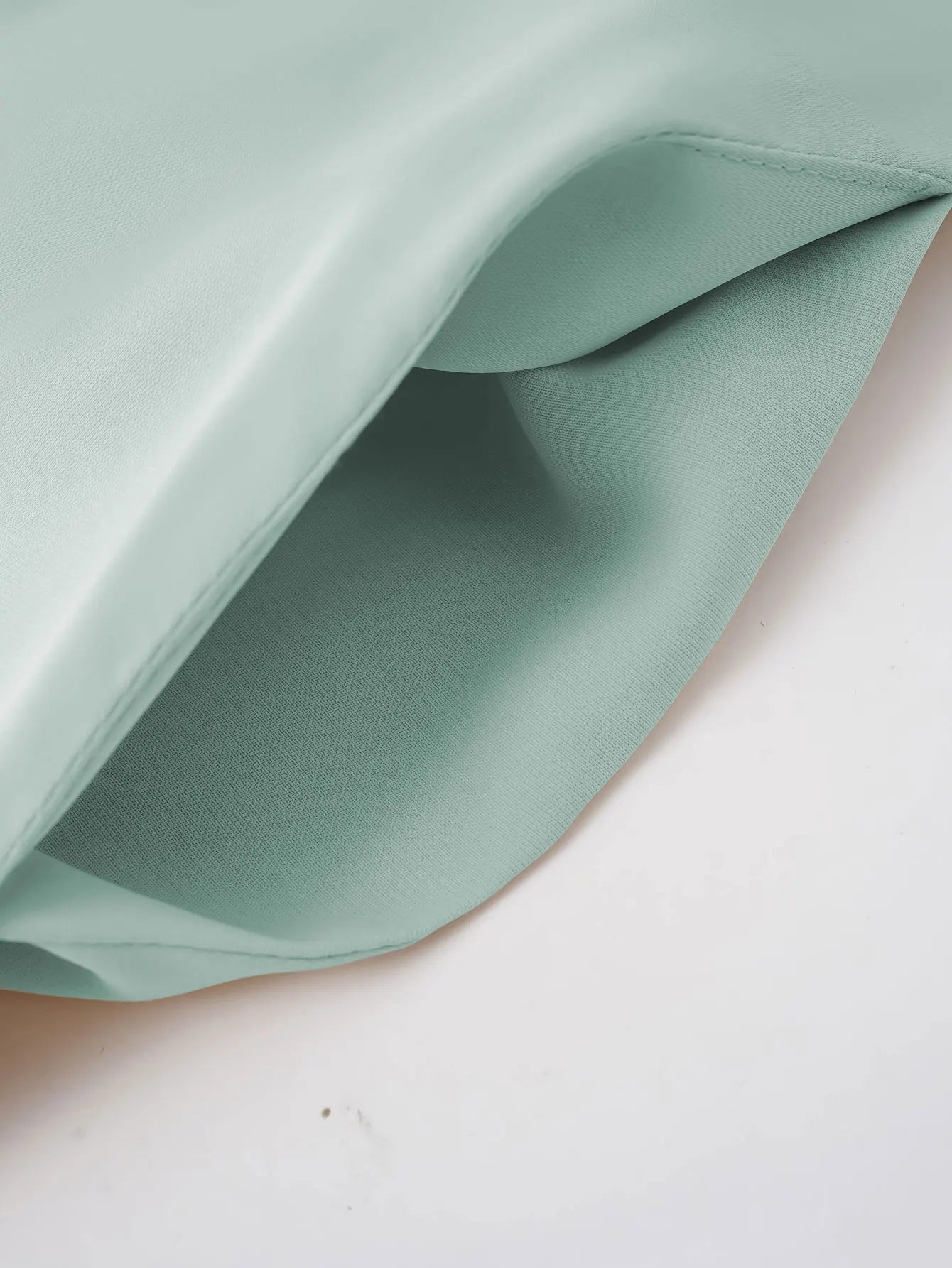 Dubai Elegante beige Abaya für muslimische Frauen – ingewöhnlich gefertigt mit mehrfarbigem Stickerei-Stück in islamischer bescheidener Mode.