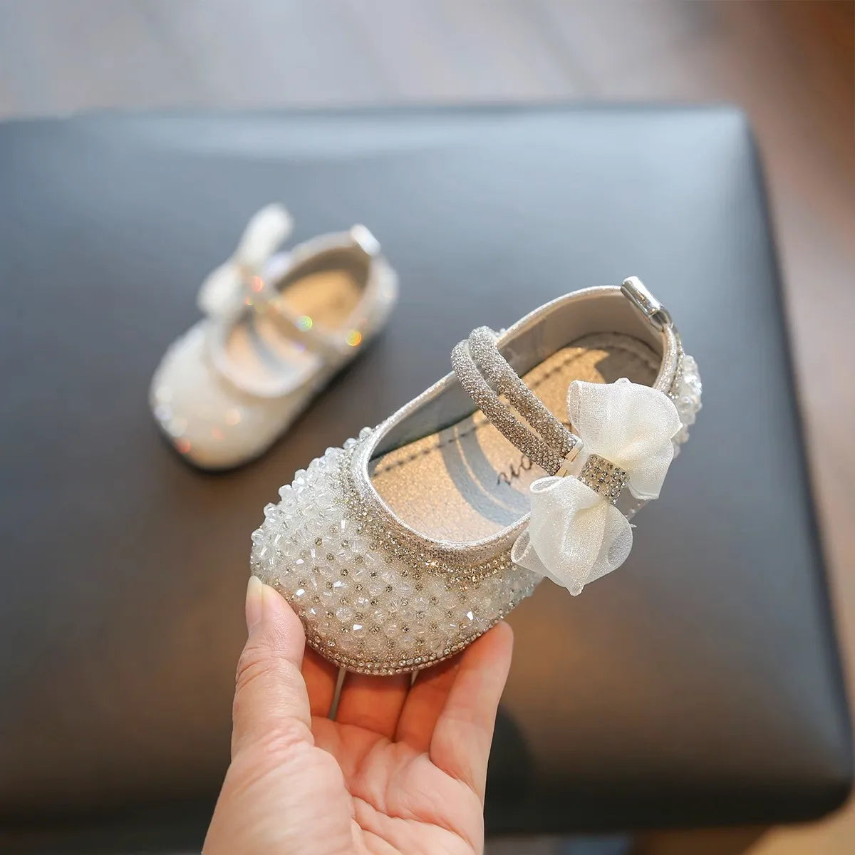 Girls Walking Shoes Lace Mesh Bows Kids Princess Shoes Non-slip Shiny Sequins 2025 New Children Flat Shoes Soft Sole Non-slip.