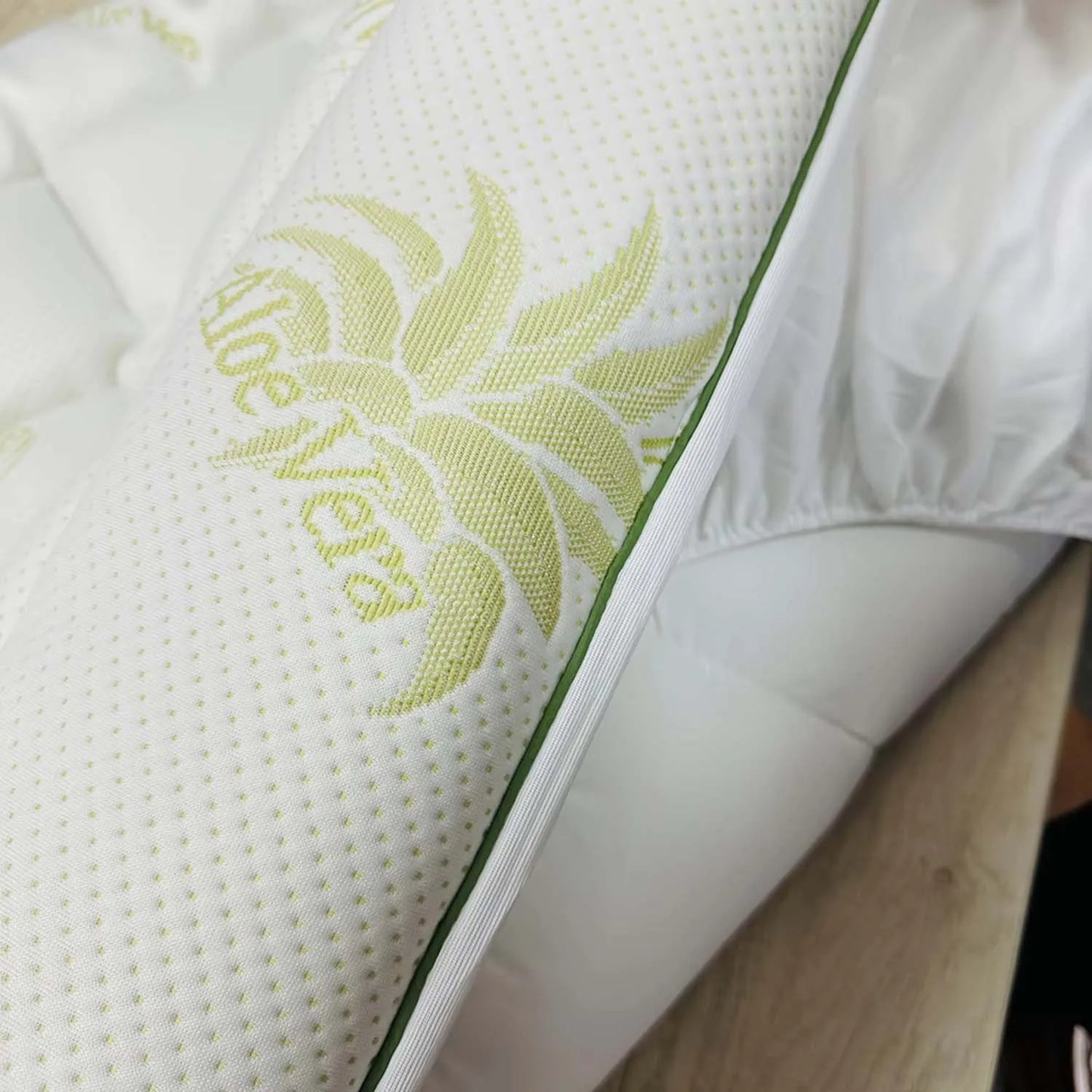 WQSPRING Aloe Vera Mattress Protector Soft Breathable Lightweight Comfortable Skin-Friendly Mattress Cover for Allergy Sufferers.
