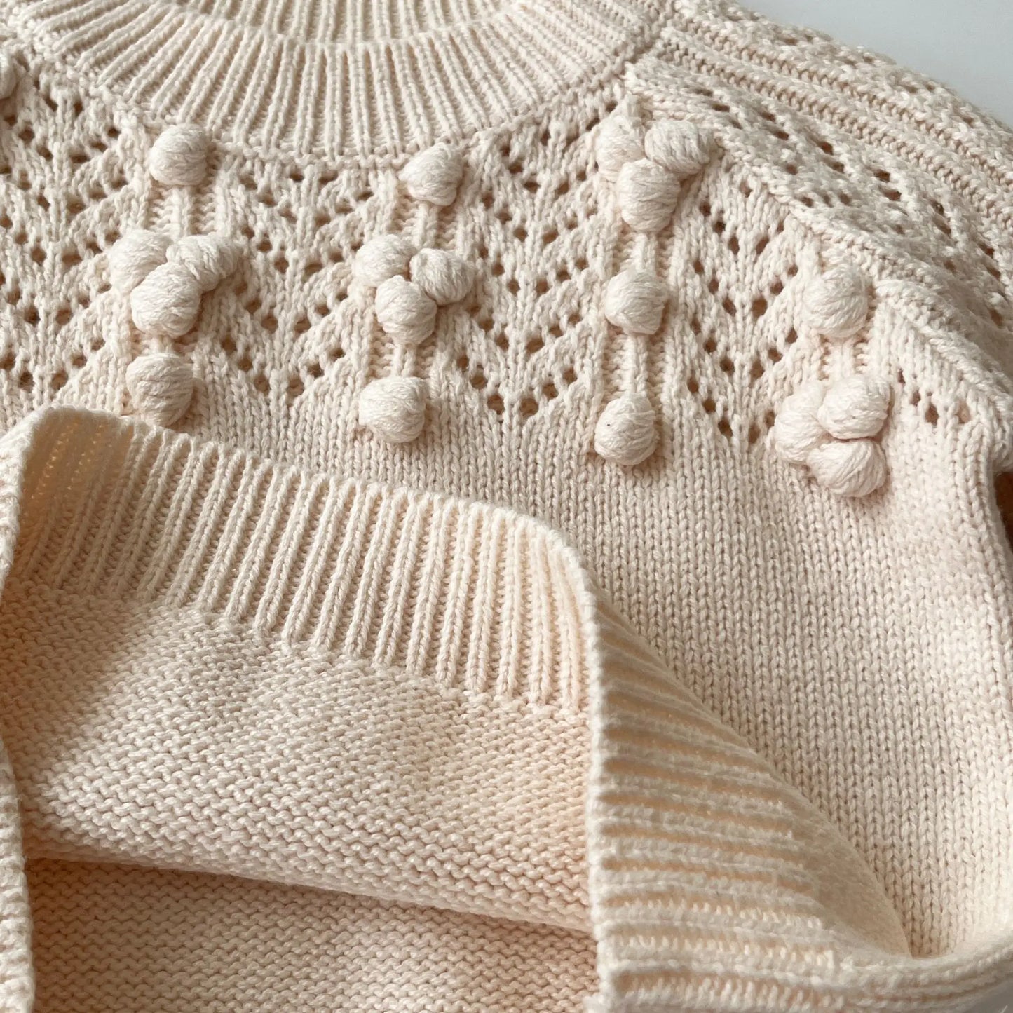 Babykleidungsset 2025, Herbst und Winter, neuer Baby-Strickanzug, Handhaken, Ballpullover + Blasenball-Rock, Hose