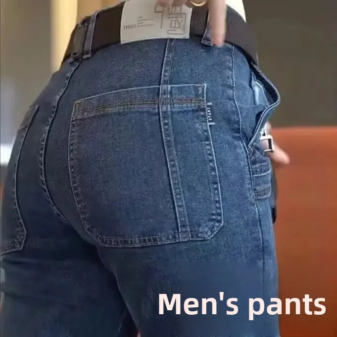 Elastische Herrenjeans, lässig, lockere Passform, mehrere Taschen, sechs Taschen, vielseitig, stilvoll, trendig, lockere Hose, männliches Modell.