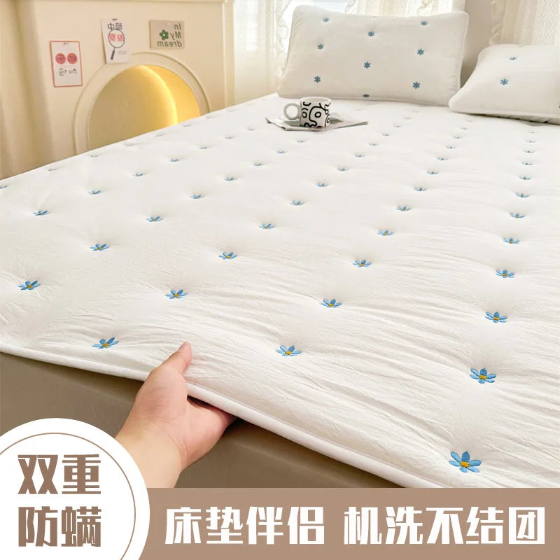 Removable Mattress Protector Thin Lightweight Bed Cover Fits All Sizes Easy to Clean.