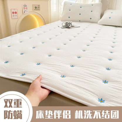 Removable Mattress Protector Thin Lightweight Bed Cover Fits All Sizes Easy to Clean.