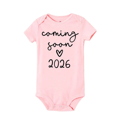 Bald 2026 Baby-Ankündigungskleidung für Neugeborene, Sommer-Bodys für Jungen und Mädchen, Strampler für Schwangere, enthüllt Kleidung.