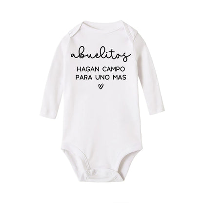 Großeltern machen Zimmer für ein weiteres Kleinkind mit langen Ärmeln, Strampler, Baby-Ankündigung, Neugeborenen-Body, Schwangerschafts-Enthüllungskleidung.