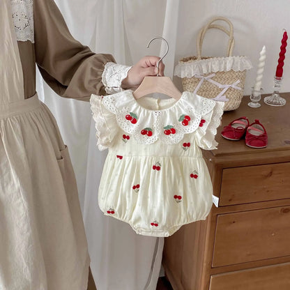 0-2 Jahre Babykleidung, Spitzenkragen-Body, Kirschstickerei, Baby-Body und einteilige Kleinkind-Geburtstagskleidung.