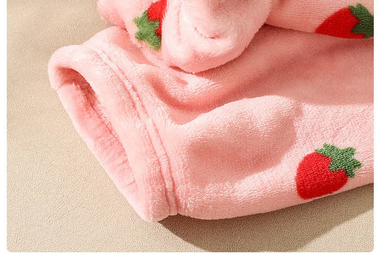 Warme Damen-Nachtwäsche für den Winter, bedruckt, Erdbeere, O-Ausschnitt, Korallensamt-Pyjama, Loungewear, zweiteiliges Set, süße Damen-Pyjamas