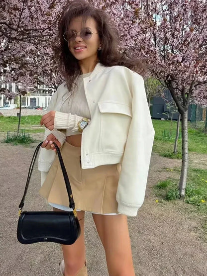 1PCS Frau Bomber Jacke Mantel Weiß Herbst Winter Taste Baseball Aviator Gestellte Jacken für Frauen Langarm Crop Oberbekleidung.