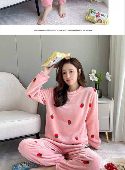 Warme Damen-Nachtwäsche für den Winter, bedruckt, Erdbeere, O-Ausschnitt, Korallensamt-Pyjama, Loungewear, zweiteiliges Set, süße Damen-Pyjamas
