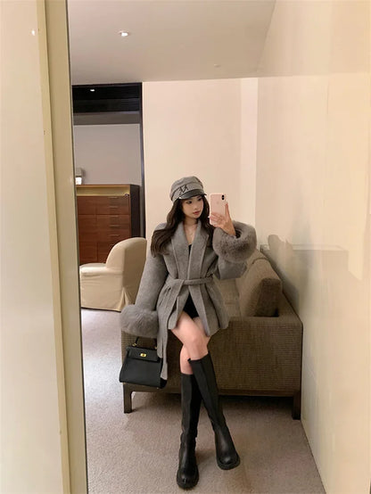 Grauer Wollmantel mit Krawatten-Taillenkollektion für Damen im Herbst und Winter 2024, neuer langärmeliger, lockerer High-End-Cape-Mantel, mittellanges Oberteil