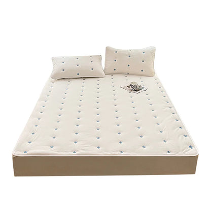 Removable Mattress Protector Thin Lightweight Bed Cover Fits All Sizes Easy to Clean.