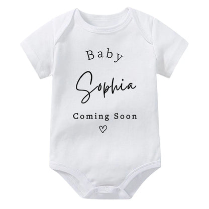 Personalisierter Baby-Body zur Schwangerschaftsankündigung, individueller Baby-Name, der bald kommt, Strampler aus Baumwolle, personalisierter Kleinkind-Overall.
