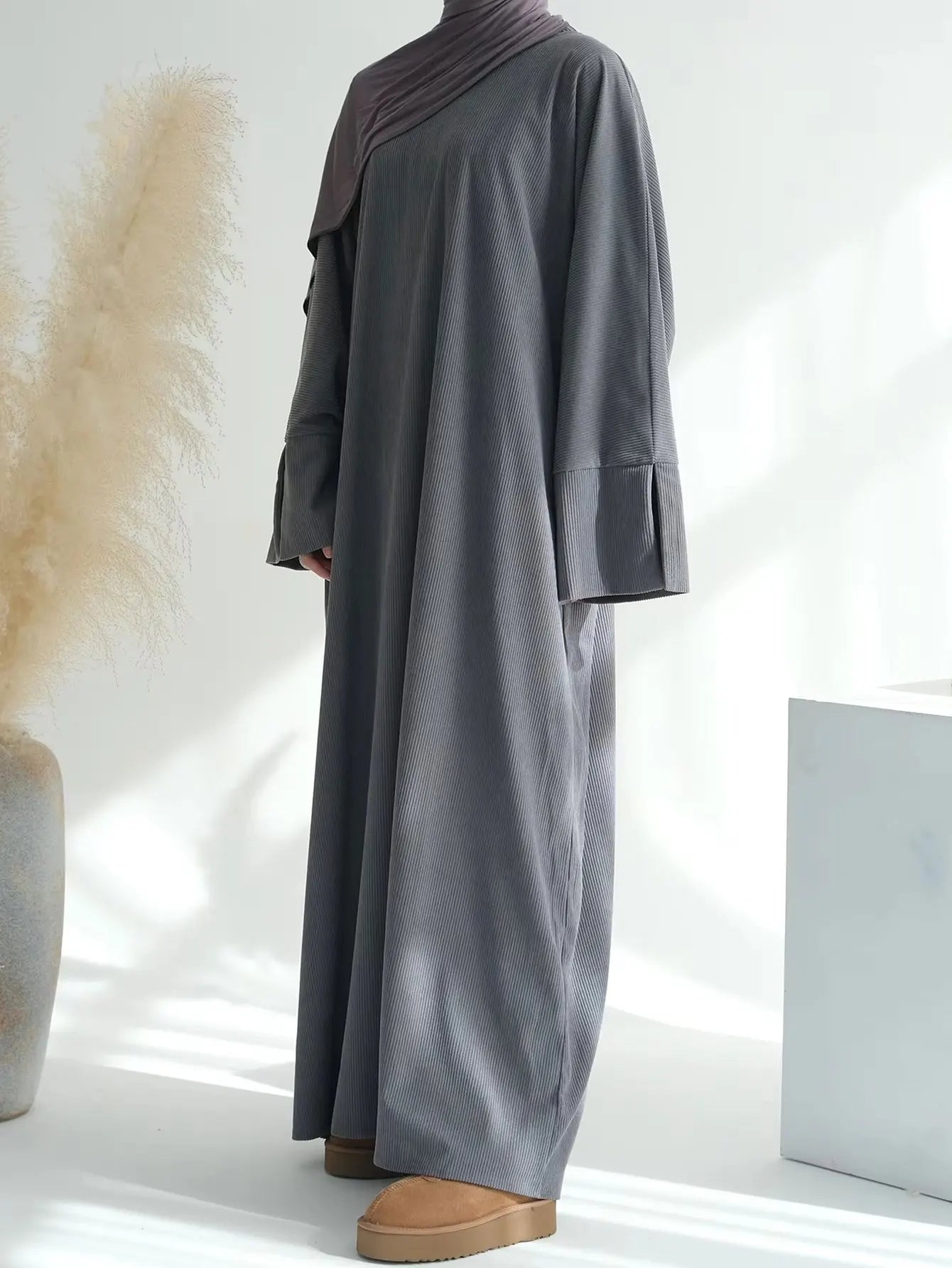 2025 New Arrival Turkey Dubai Muslim Winter Abaya Corduroy Women Closed Abaya Loose Daily Wear Muslim Long Winter Dress
