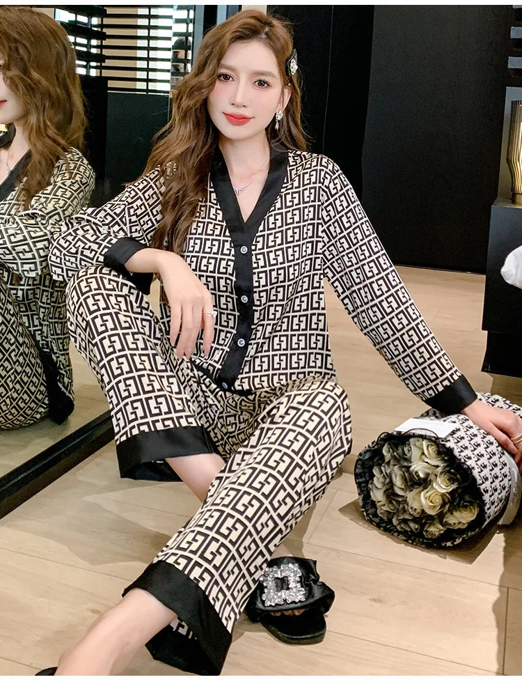 2PcsLarge Größe Frauen Pyjamas Set Gedruckt Homewear Eis Seide Lange Ärmeln Lange Hosen Student Pyjamas Schwarz Strickjacke kann Getragen Werden.