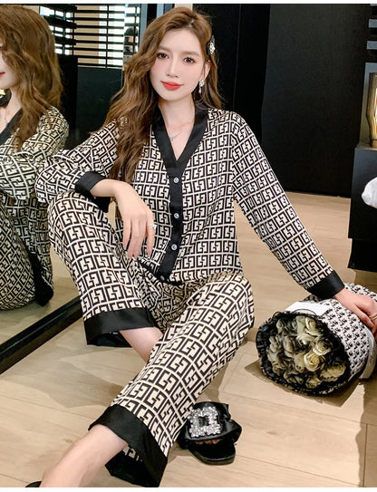 2PcsLarge Größe Frauen Pyjamas Set Gedruckt Homewear Eis Seide Lange Ärmeln Lange Hosen Student Pyjamas Schwarz Strickjacke kann Getragen Werden.