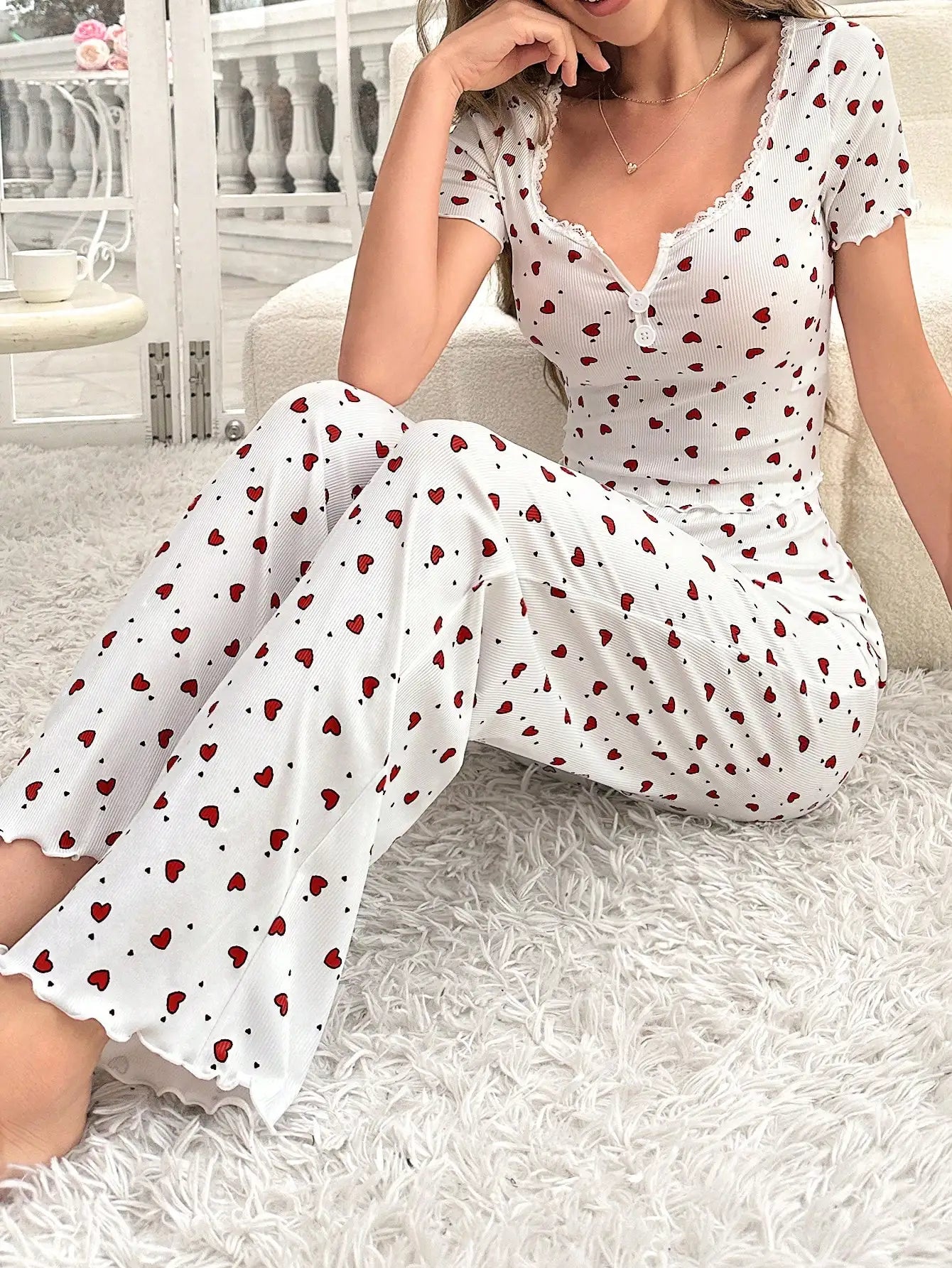 Bequemes Pyjama-Set mit herzförmig bedrucktem Kurzarmoberteil und elastischem Bund mit Lotuskanten, passend für.