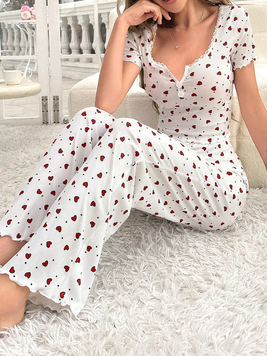 Bequemes Pyjama-Set mit herzförmig bedrucktem Kurzarmoberteil und elastischem Bund mit Lotuskanten, passend für.