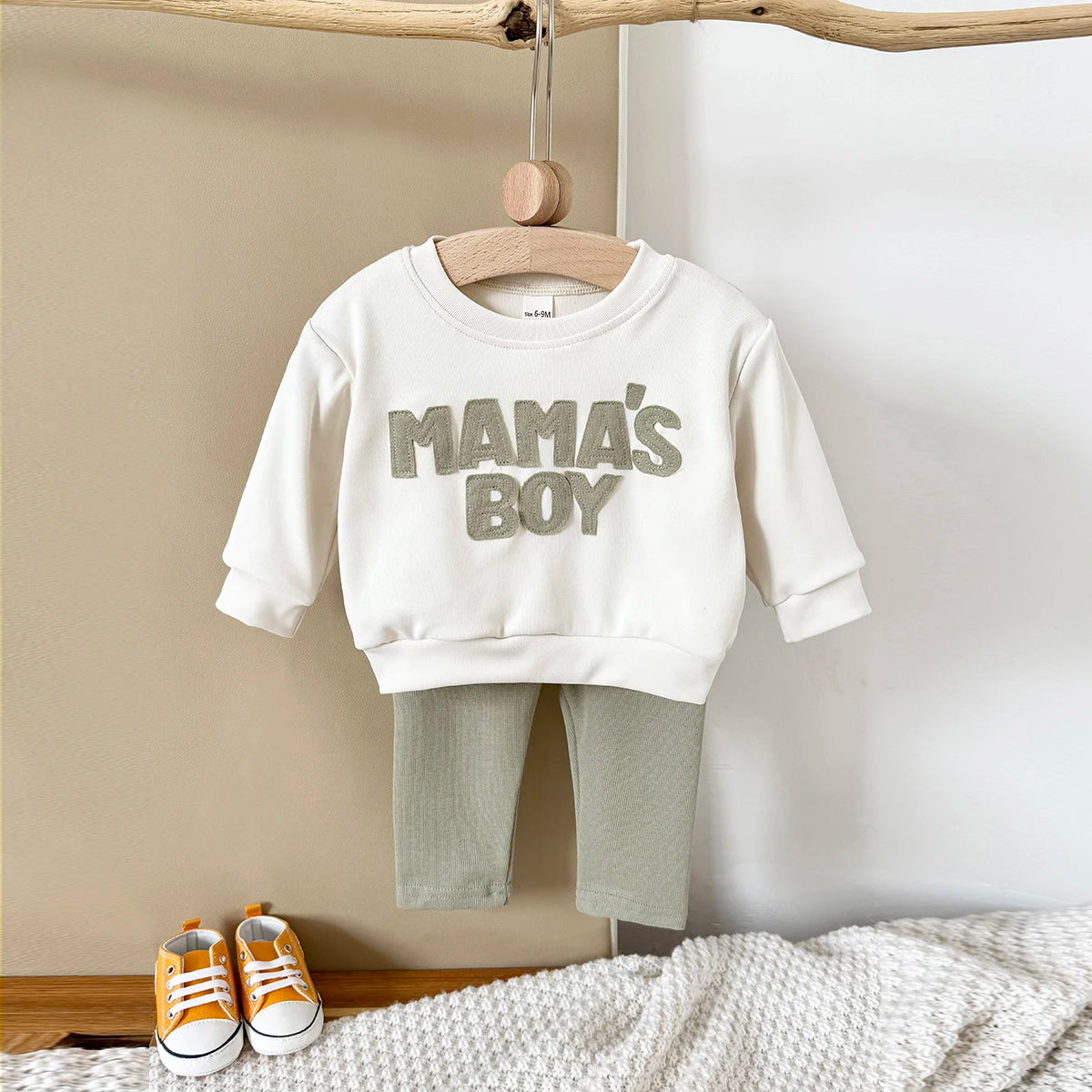 2025 Baby Jungen Kleidung MAMA'S JUNGE Sets Herbst Baby Mädchen Kleinkind Outfit Sweatshirt Top Hosen 2 Stücke Langarm Winter warme Säuglingsanzug.