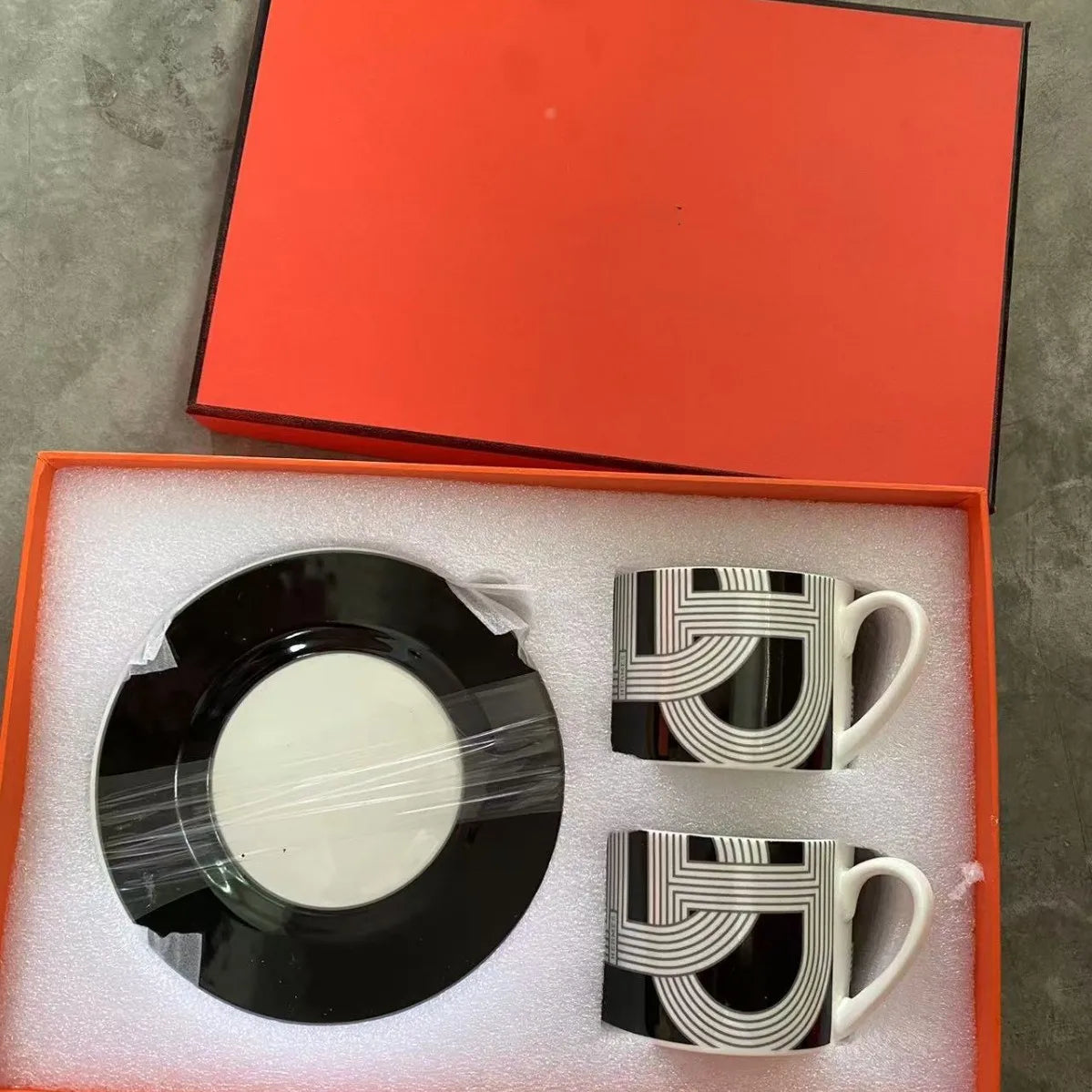 Red, Blue, Gray Tiger Series  Animal Images Bone Porcelain Coffee Cup Plate European Afternoon Tea Cup and Saucer Set Gift Box