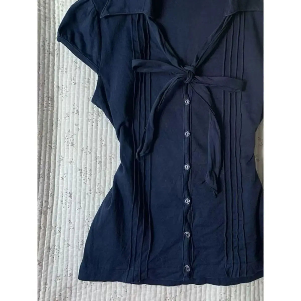 Retro new black Japanese V-neck shirt for women Harajuku Goth large size waist-hugging and slimming fashion top.