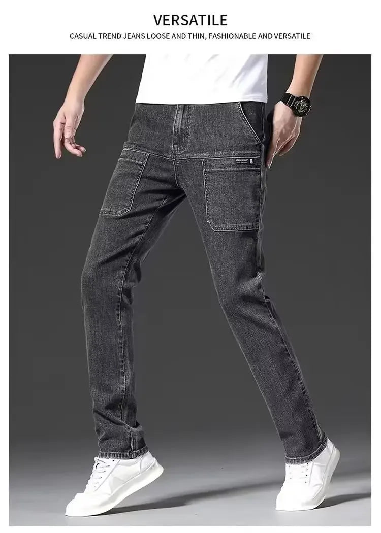 Elastische Herrenjeans, lässig, lockere Passform, mehrere Taschen, sechs Taschen, vielseitig, stilvoll, trendig, lockere Hose, männliches Modell.