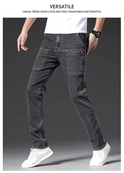 Elastische Herrenjeans, lässig, lockere Passform, mehrere Taschen, sechs Taschen, vielseitig, stilvoll, trendig, lockere Hose, männliches Modell.