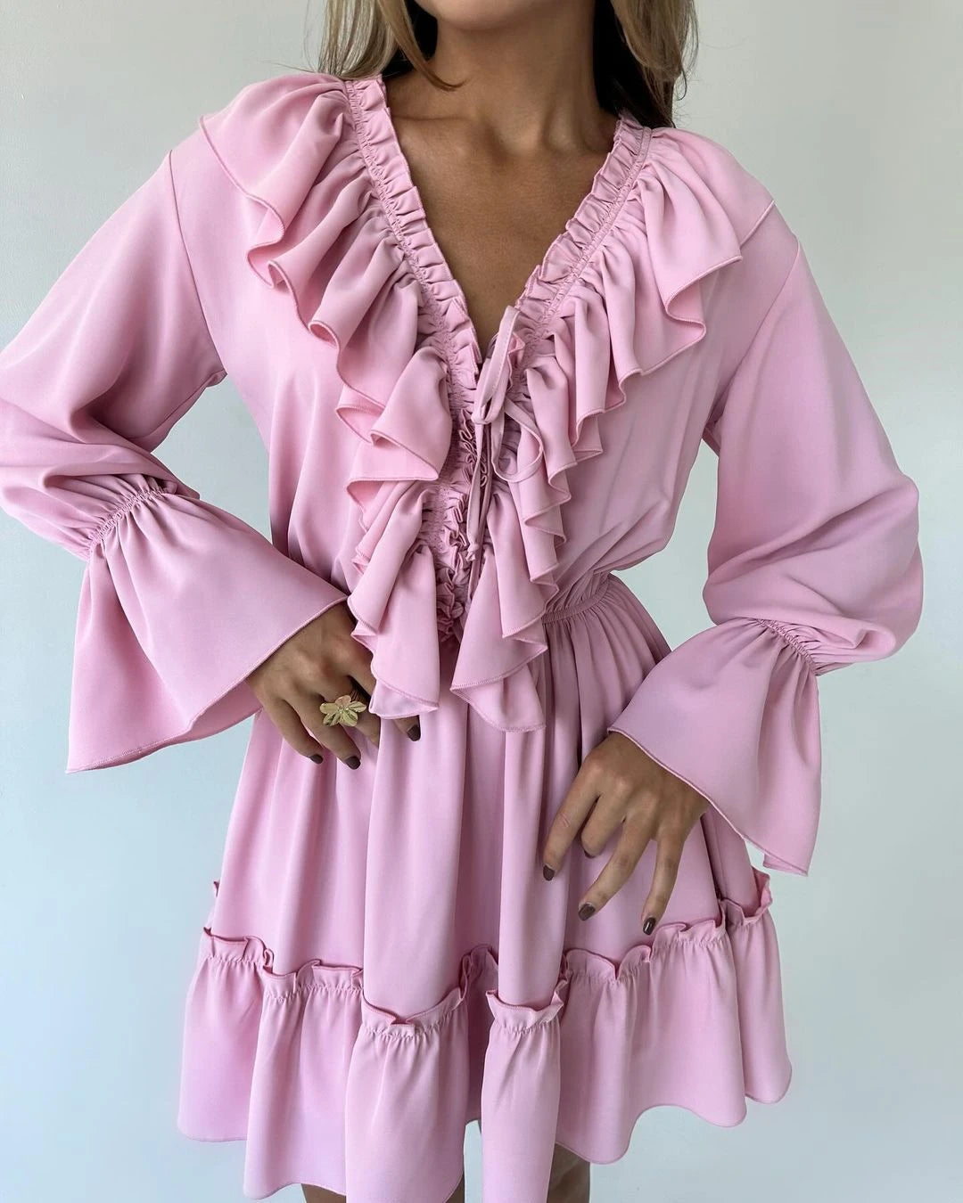 Glänzendes gekräuseltes weißes Mini kleid mit V-Ausschnitt, weibliches Patchwork, langärmliges, elegantes Verband-Mode kleid, hoch tailliertes Schnür kleid für Frauen