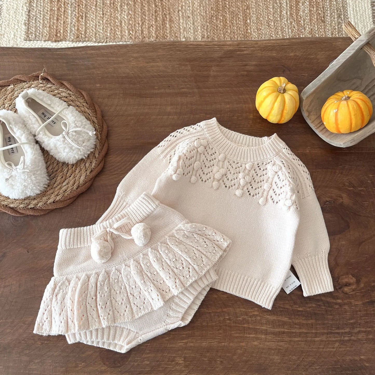 Babykleidungsset 2025, Herbst und Winter, neuer Baby-Strickanzug, Handhaken, Ballpullover + Blasenball-Rock, Hose.