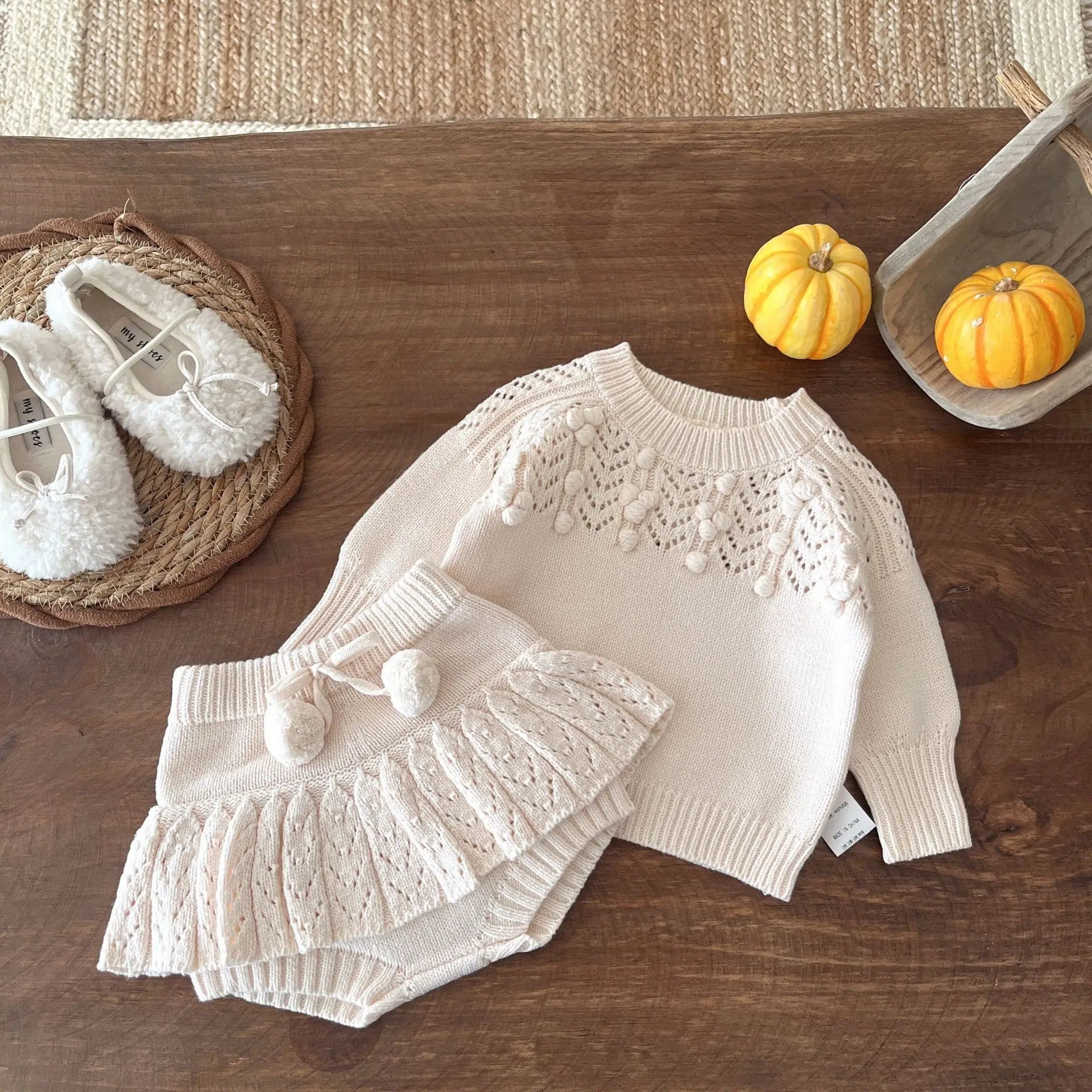 Babykleidungsset 2025, Herbst und Winter, neuer Baby-Strickanzug, Handhaken, Ballpullover + Blasenball-Rock, Hose.