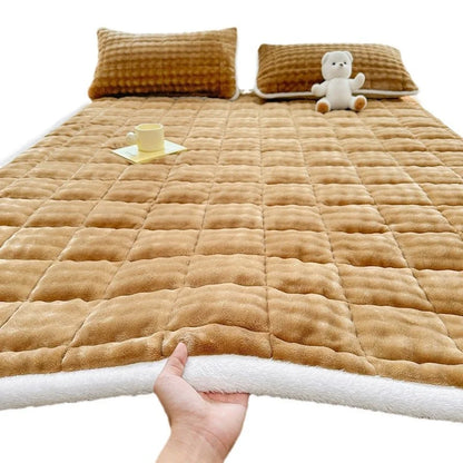 Warm Mattress Topper Quilted Bed Mat Cover Velvet Bed Linen Plush Mattress Protection Pad Матрасы Для Кровати (No Pillowcase).