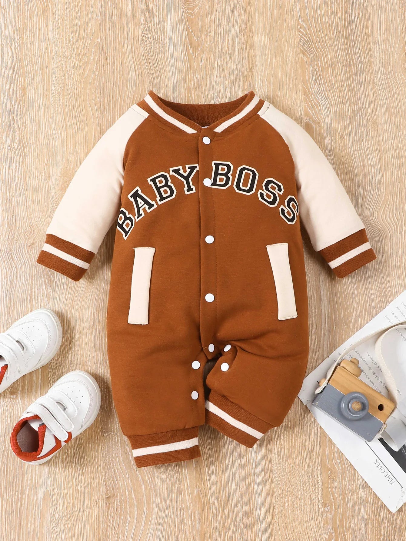 Modischer, langärmliger, süßer und personalisierter Baby-Jungen-Overall mit Rundhalsausschnitt und Buchstabendruck.