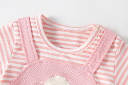 2024 Sommer Baby Mädchen Kleidung niedlichen Hasen falsch zweiteiligen Bodysuit Kleinkind Streifen Patchwork einteilige Kleidung.