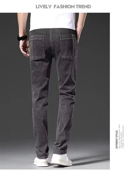 Elastische Herrenjeans, lässig, lockere Passform, mehrere Taschen, sechs Taschen, vielseitig, stilvoll, trendig, lockere Hose, männliches Modell.