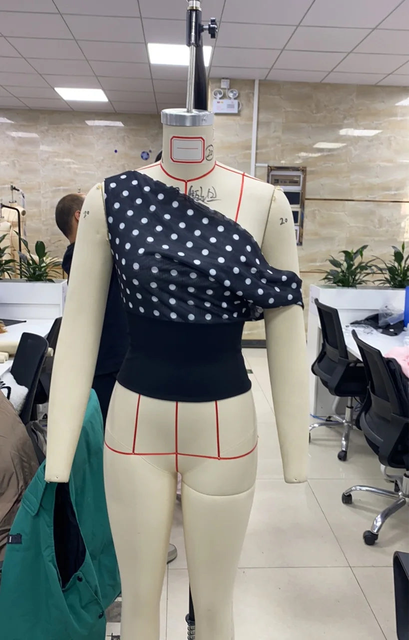 Women Summer Off One Shoulder Tops Sleeveless Slash Neck Dotted Contrast Color Lace-up Backless Slim Crop T-Shirts.