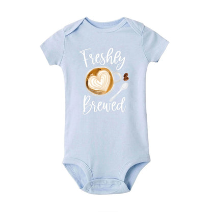 Frisch gebrühter Baby-Strampler, Kaffee, Schwangerschaftsankündigung, Neugeborenen-Body, Outfit, Kaffee, Babyparty, Geschenk, niedliche Säuglingskleidung.