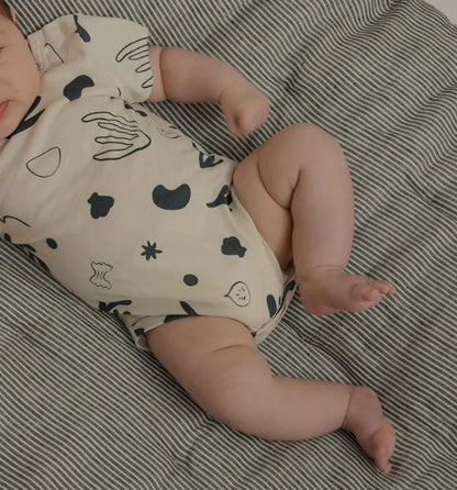 Babyanzug 2025, neuer süßer Baby-Kurzarm-Dreieckstaschen-Furz-Overall im Instagram-Stil für drinnen und draußen.