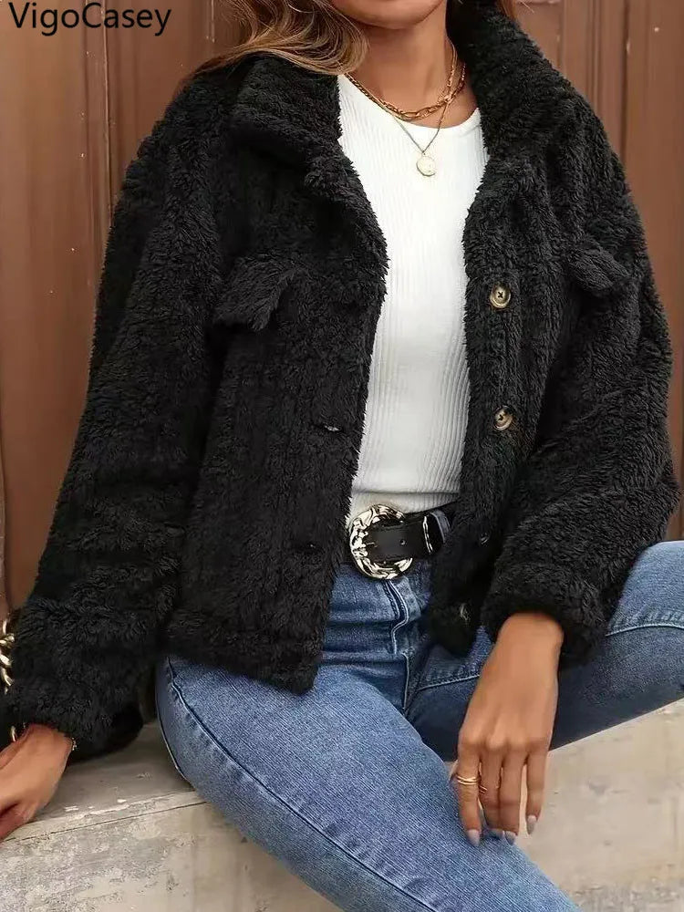 VigoCasey 2025, Herbst Winter Frauen Schwarze Jacke Einreiher Langarm Dicken Plüsch Warme Mantel Solide Dame Beiläufige Kurze Mantel.