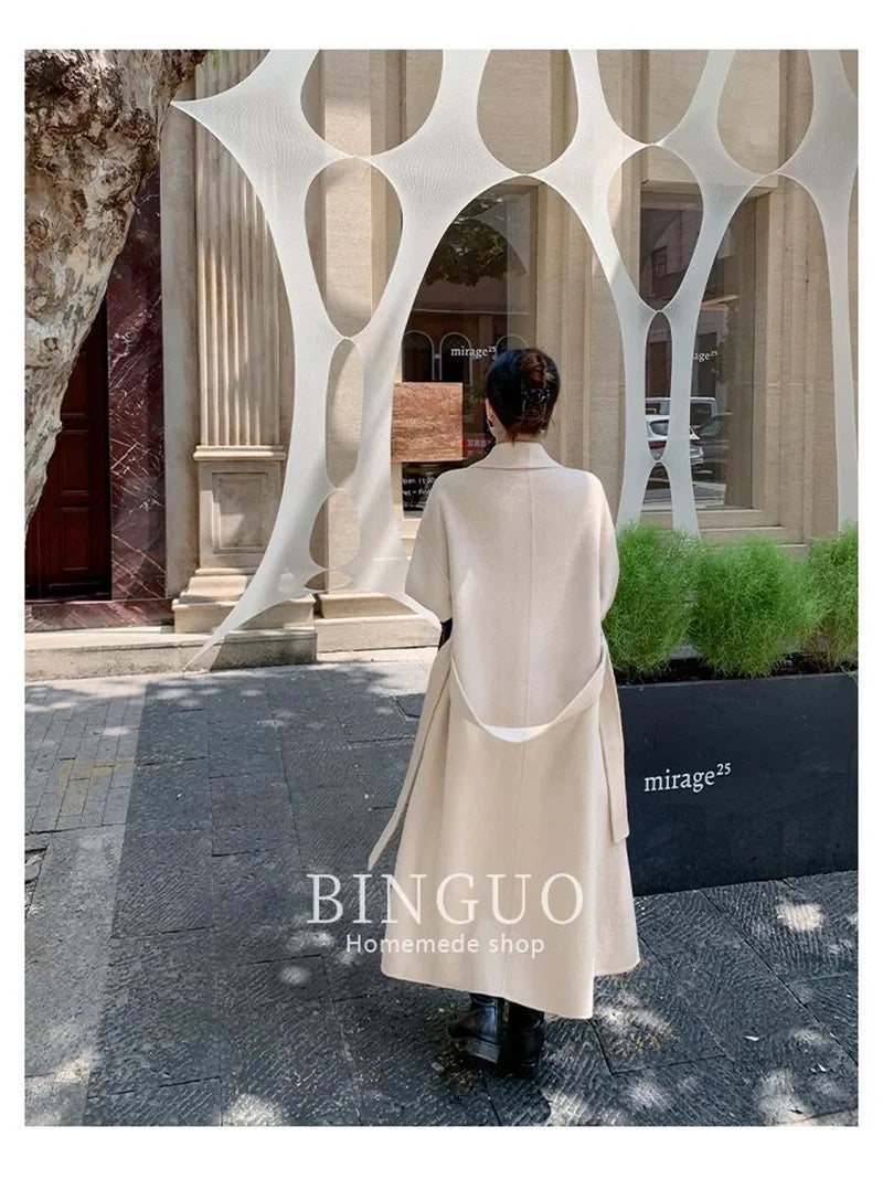 Grauer Wollmantel mit Krawatten-Taillenkollektion für Damen im Herbst und Winter 2024, neuer langärmeliger, lockerer High-End-Cape-Mantel, mittellanges Oberteil