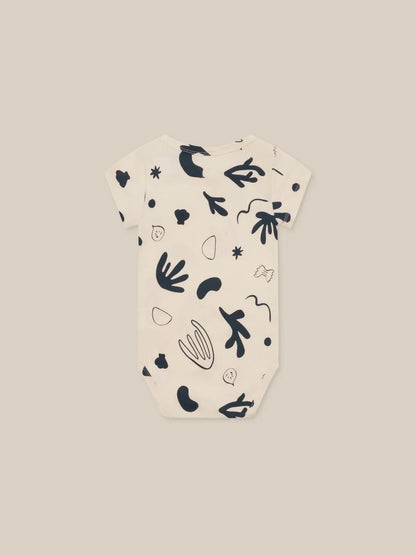 Babyanzug 2025, neuer süßer Baby-Kurzarm-Dreieckstaschen-Furz-Overall im Instagram-Stil für drinnen und draußen.