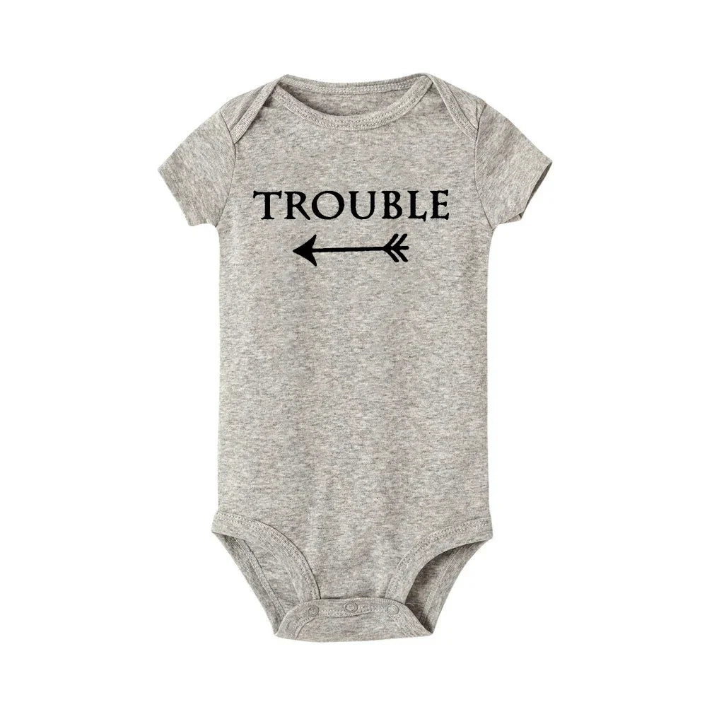 Neugeborenen Baby Bodys Doppel Ärger Twin Kinder Unisex Kurzarm Strampler Playsuits Outfits Jungen Mädchen Geboren Krabbeln Kleidung.