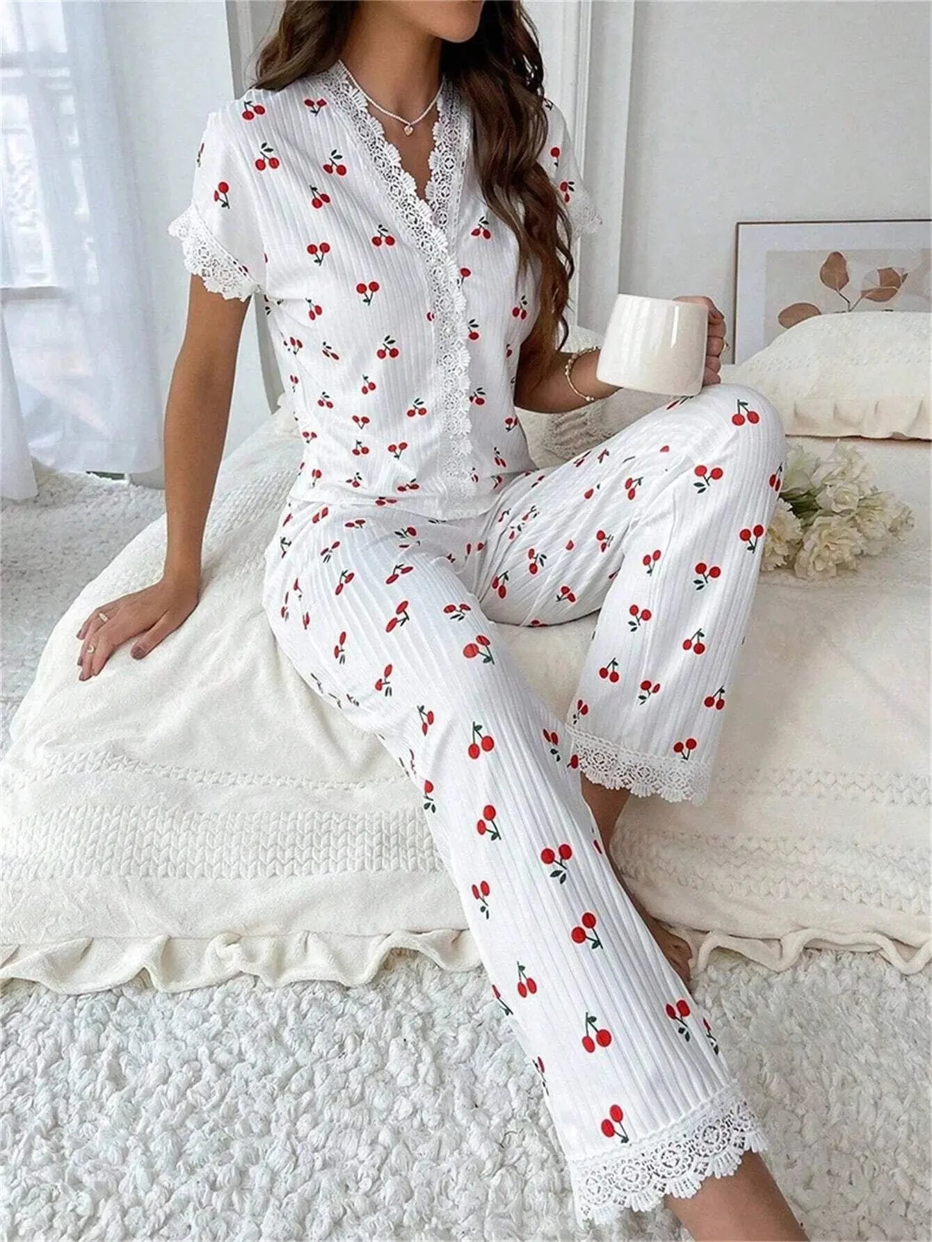 Damen-Pyjama-Set mit Spitzenbesatz, kurzärmliges Oberteil mit Knöpfen vorne und durchgehende Hose, Kirschdruck, 2-teilig, Nachtwäsche, Nachtwäsche, Homewear.