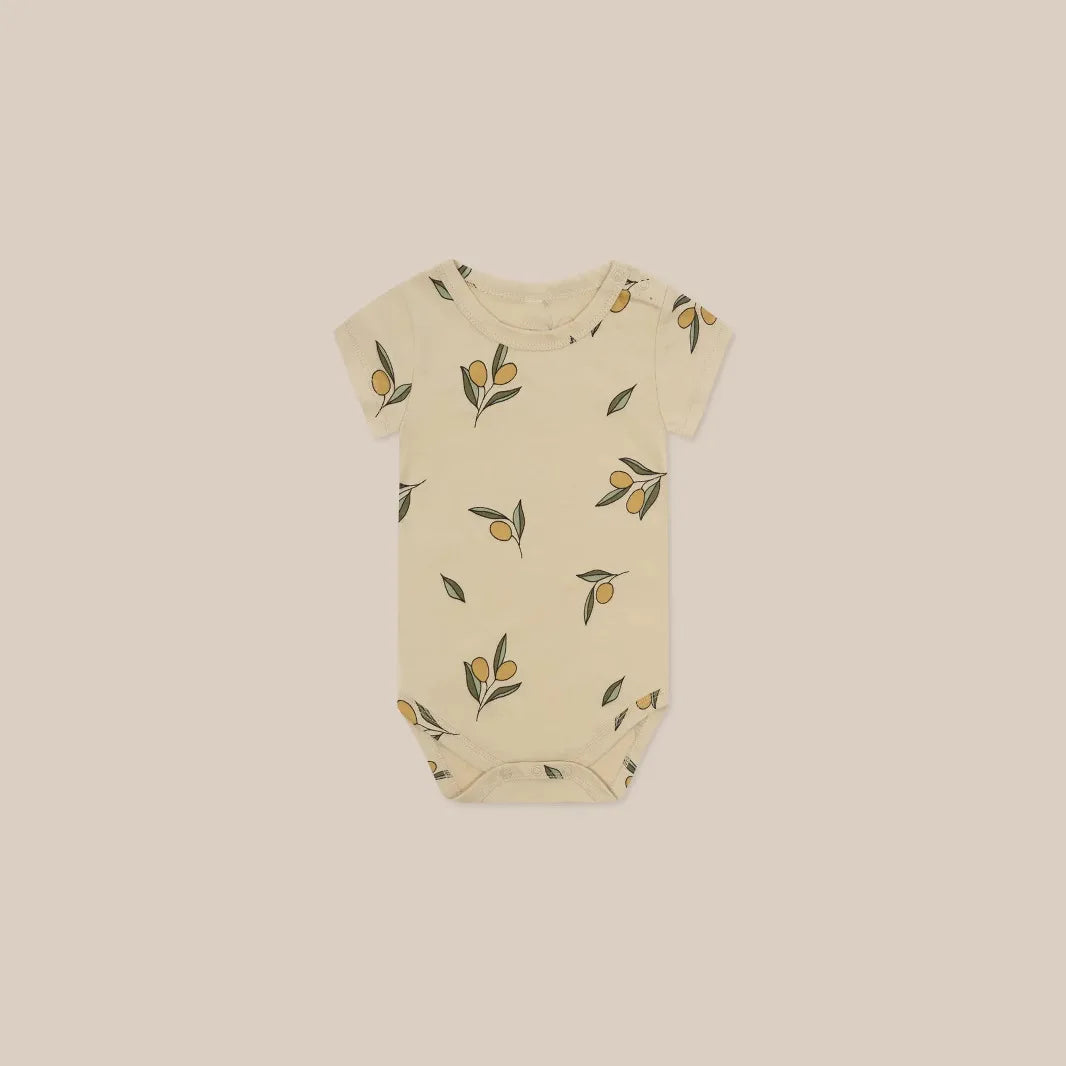 Babyanzug 2025, neuer süßer Baby-Kurzarm-Dreieckstaschen-Furz-Overall im Instagram-Stil für drinnen und draußen.