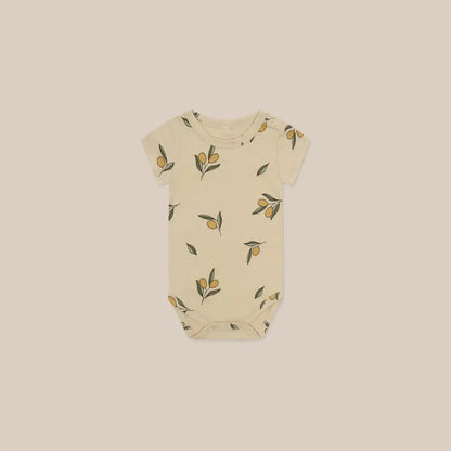 Babyanzug 2025, neuer süßer Baby-Kurzarm-Dreieckstaschen-Furz-Overall im Instagram-Stil für drinnen und draußen.