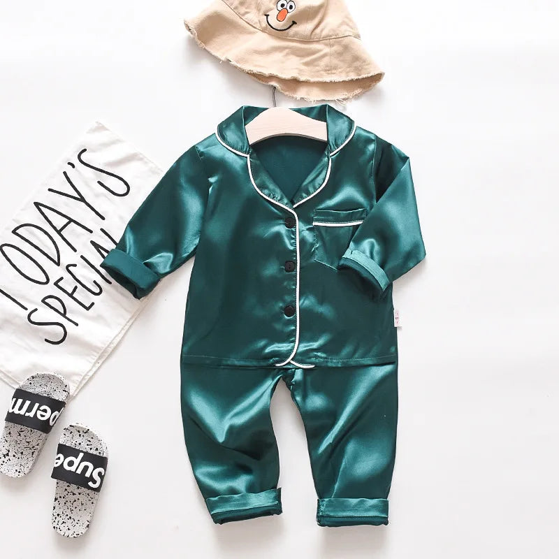 Koreanische Version des Kinder-Pyjama-Sets aus Seidensatin mit langen Ärmeln und Hose, zweiteiliges einfarbiges Cartoon-Set für männliche Babys.