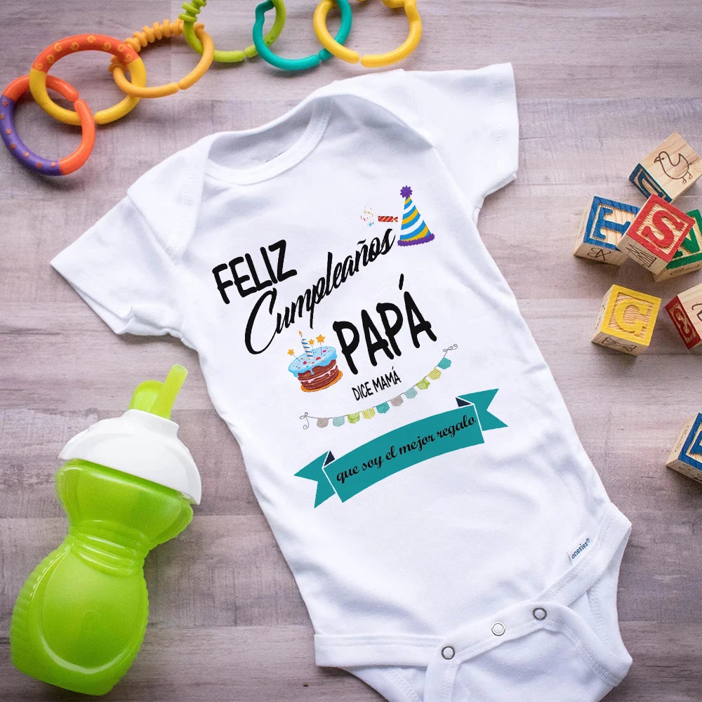 Alles Gute zum Geburtstag, Papa sagt Mama, dass ich das beste Geschenk bin. Baby-Body für Neugeborene, kurzärmeliger Strampler, Papa-Geburtstags-Säuglingsoverall.