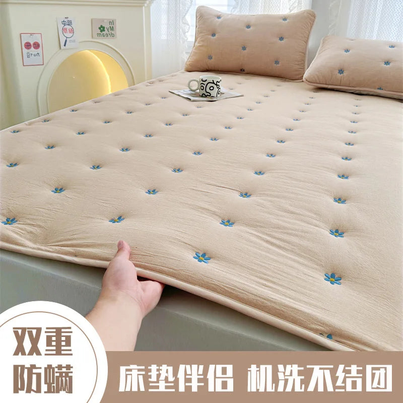 Removable Mattress Protector Thin Lightweight Bed Cover Fits All Sizes Easy to Clean.