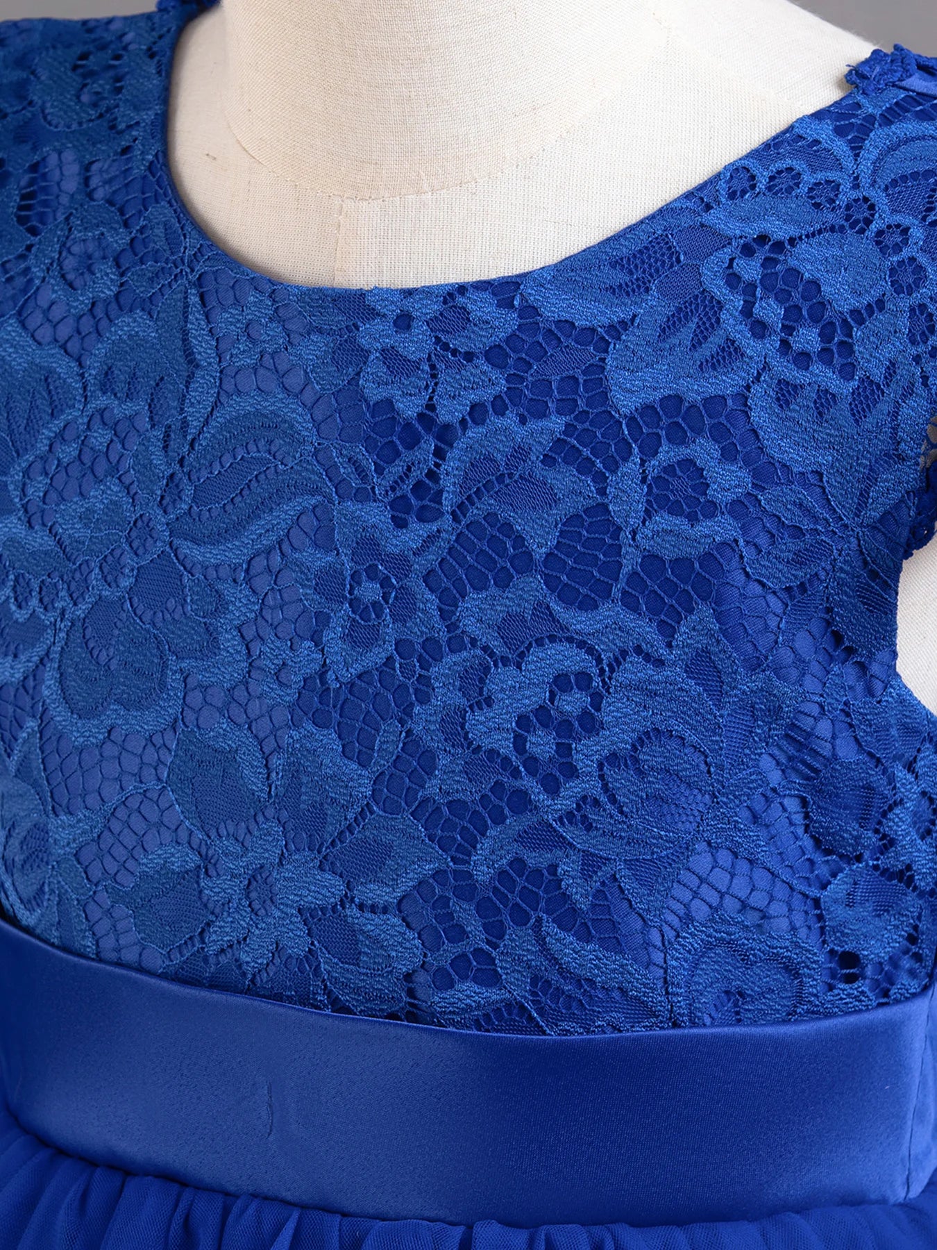 Blau gefärbtes Spitzen-Prinzessinnenkleid für Kinder, Laufsteg für kleine Mädchen, Klavieraufführung. Tragen Sie ein langes Blumenjungenkleid mit großer Schleife.