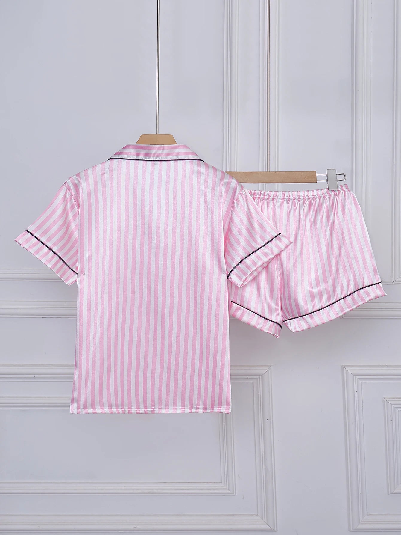 Gestreiftes, besticktes Pyjama-Set mit Buchstabentaschen, kurzen Ärmeln und Shorts, lässige Satin-Nachtwäsche mit Reverskragen und Knopfdetail.